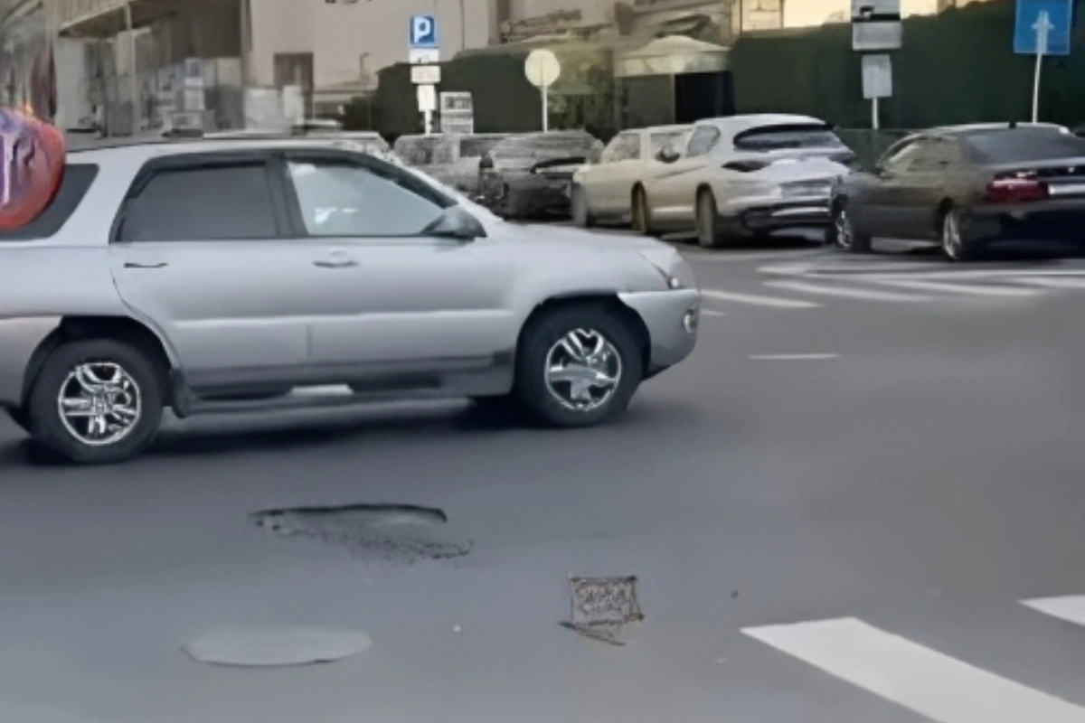 Bakının mərkəzində yeni asfaltlanan yol çökdü – VİDEO