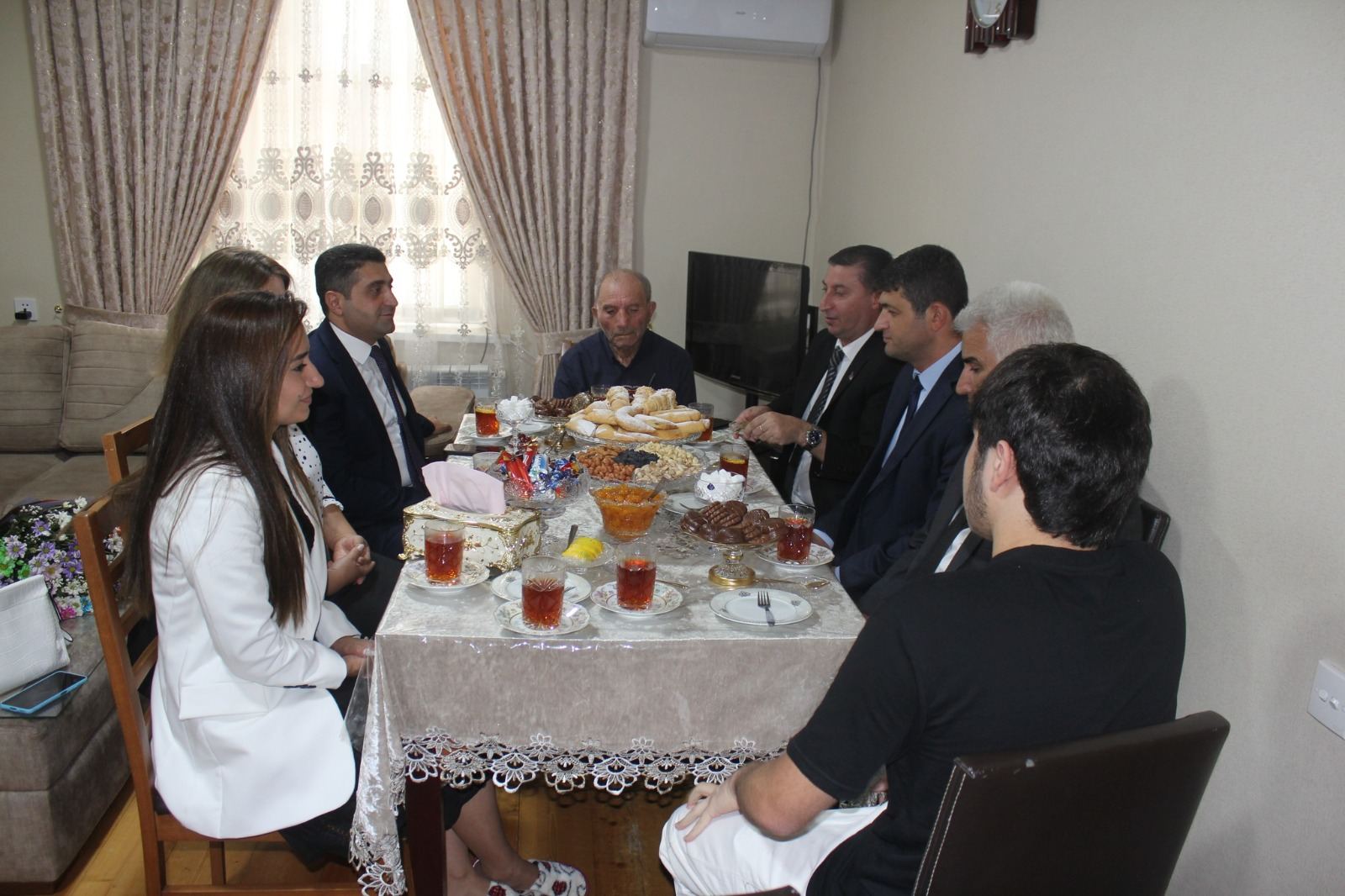 Göygöldə ali məktəbə qəbul olmuş şəhid övladına xatirə hədiyyəsi təqdim edilib (FOTO)