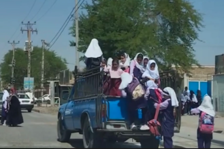 İranda qızlar məktəbə belə gedir – VİDEO