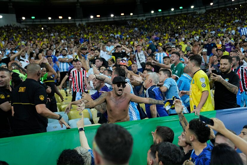 Braziliya-Argentina oyununda azarkeşlərlə polis arasında kütləvi dava – VİDEO