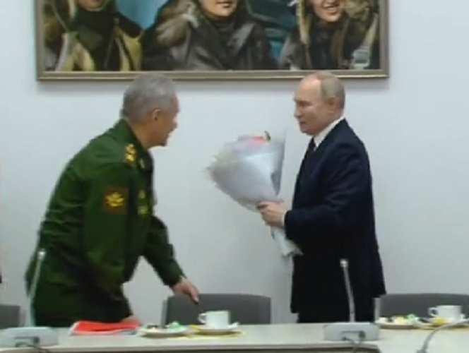 Putin əlində gül Şoyqu ilə zarafat edib – VİDEO