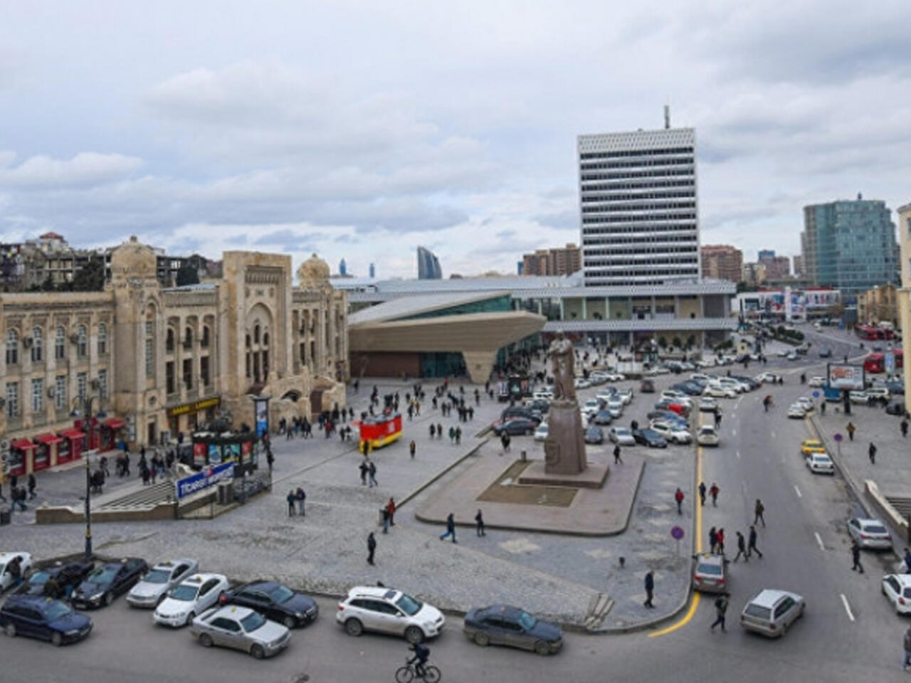 “28 May” stansiyasının önündə ilanlar peyda oldu – FOTO