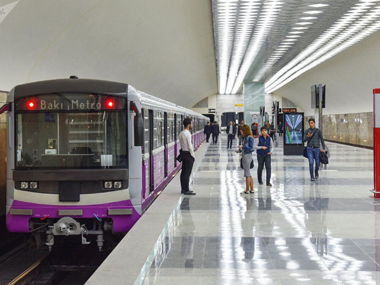 İşdən çıxarılan kanal rəhbəri metroda – FOTO