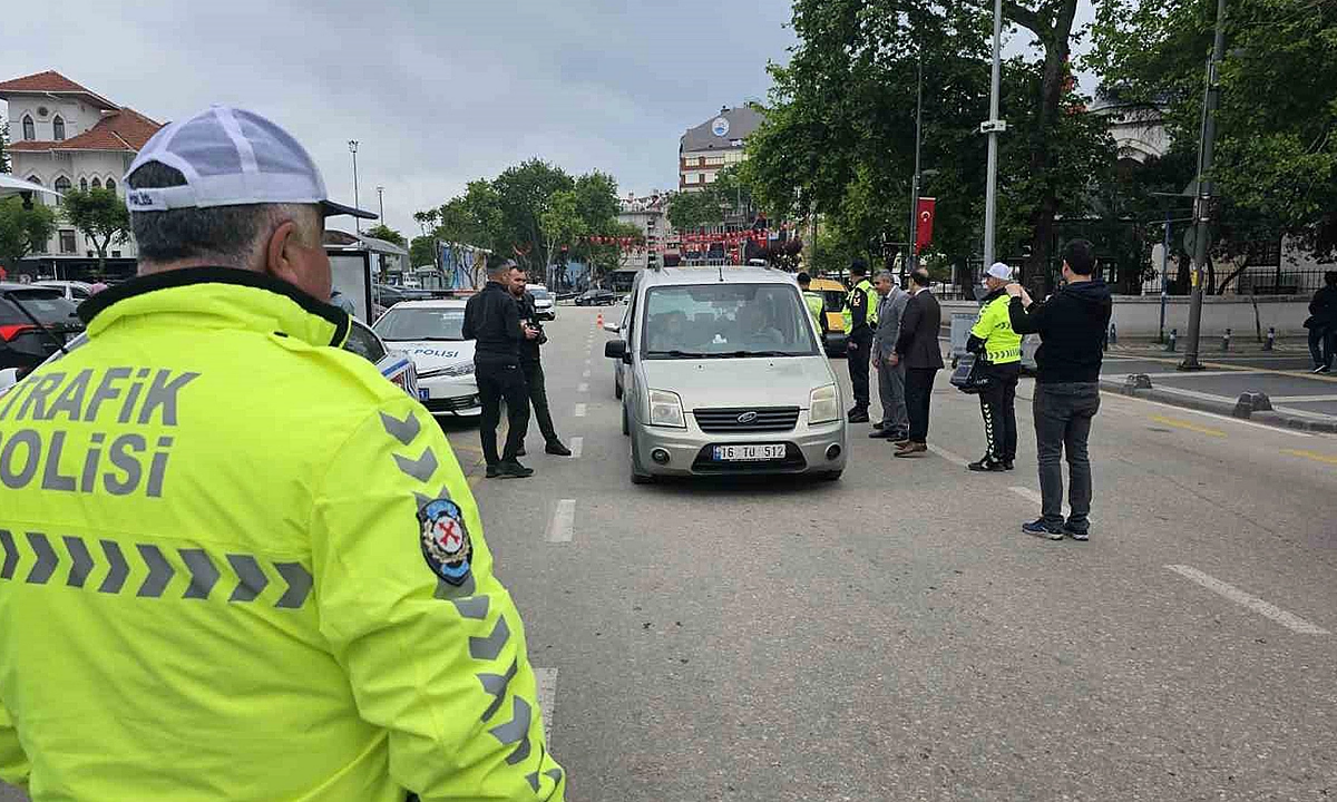 Davada onları ayırmağa gələn polisin başını əzməyə çalışdı - ANBAAN VİDEO