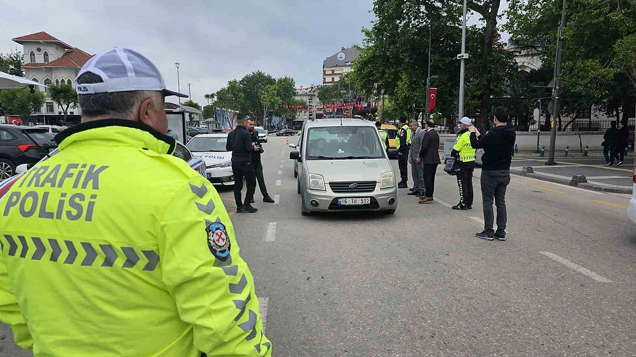 Davada onları ayırmağa gələn polisin başını əzməyə çalışdı – ANBAAN VİDEO