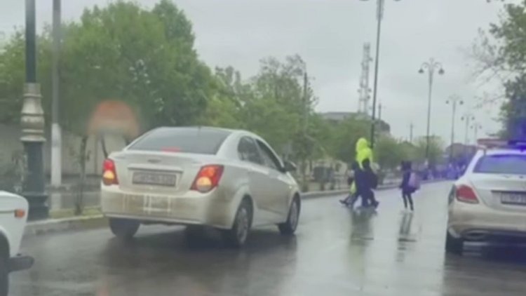 Yol polisinindən NÜMUNƏVİ ADDIM - Məktəbə gedən şagirdlərə belə kömək etdi