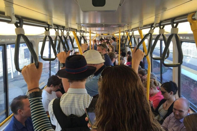 Bakıda avtobusda qeyri-adi elan: Bunu edənə pul mükafatı verilir - FOTO