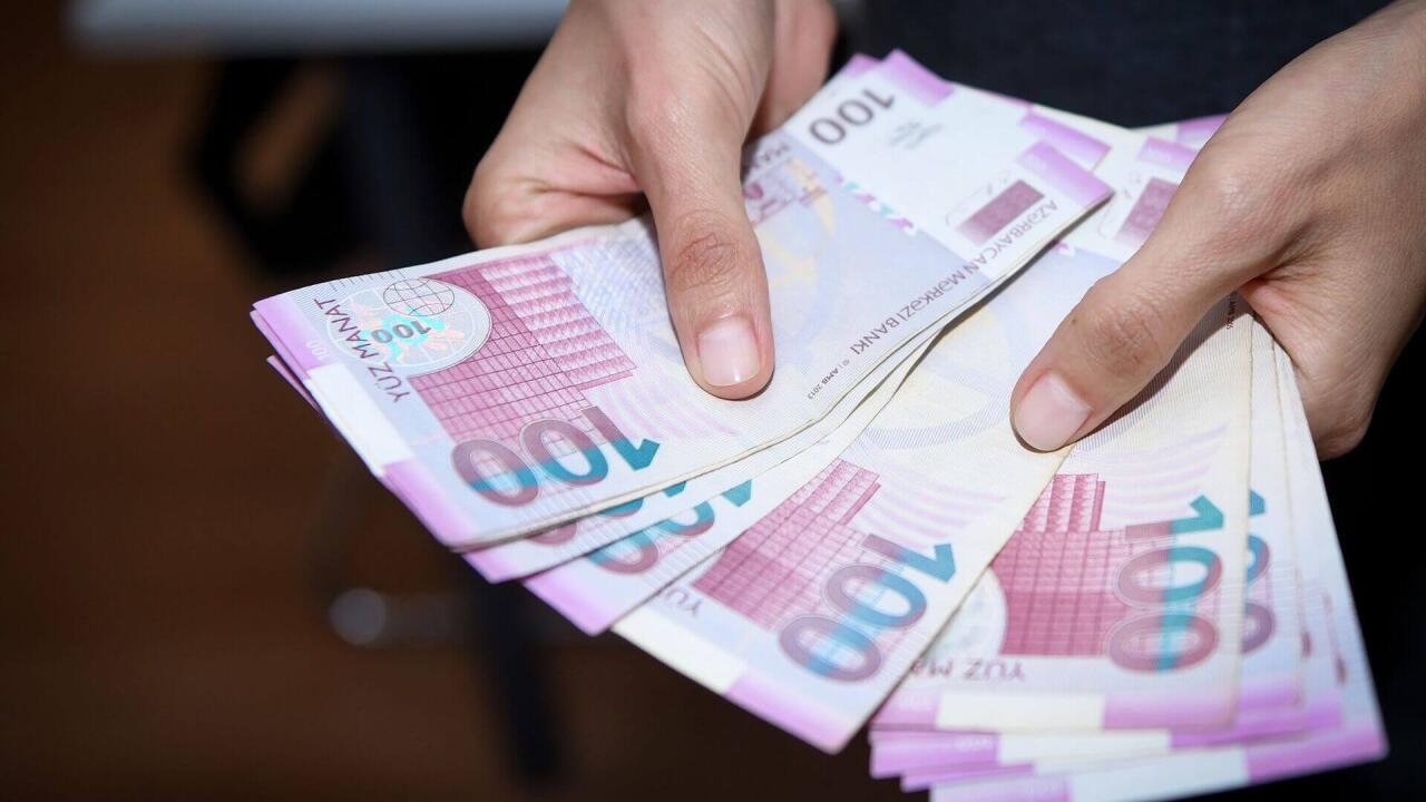 Prezident fərman imzaladı: Bu şəxslərin maaşı 2425 manat oldu