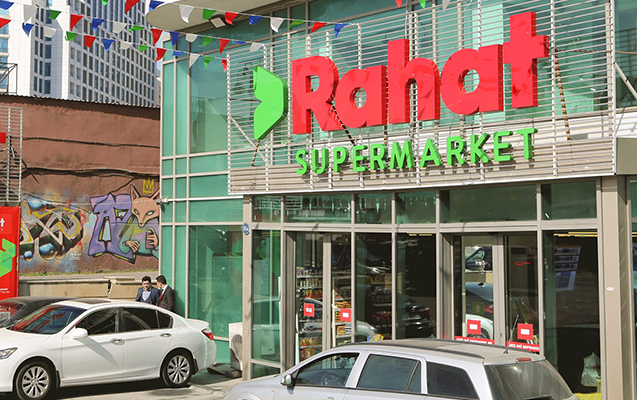 Restoranın mühafizəçisi marketdə müdir müavininin burnunu sındırıb