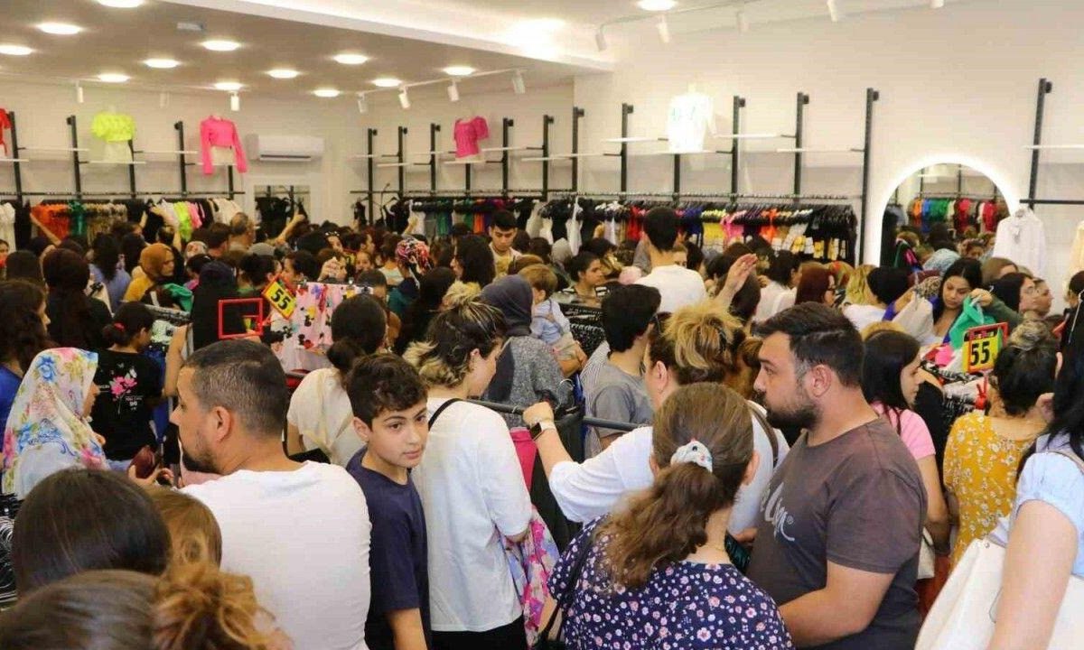 Bakıda mağaza açılışında BİABIRÇILIQ - VİDEO