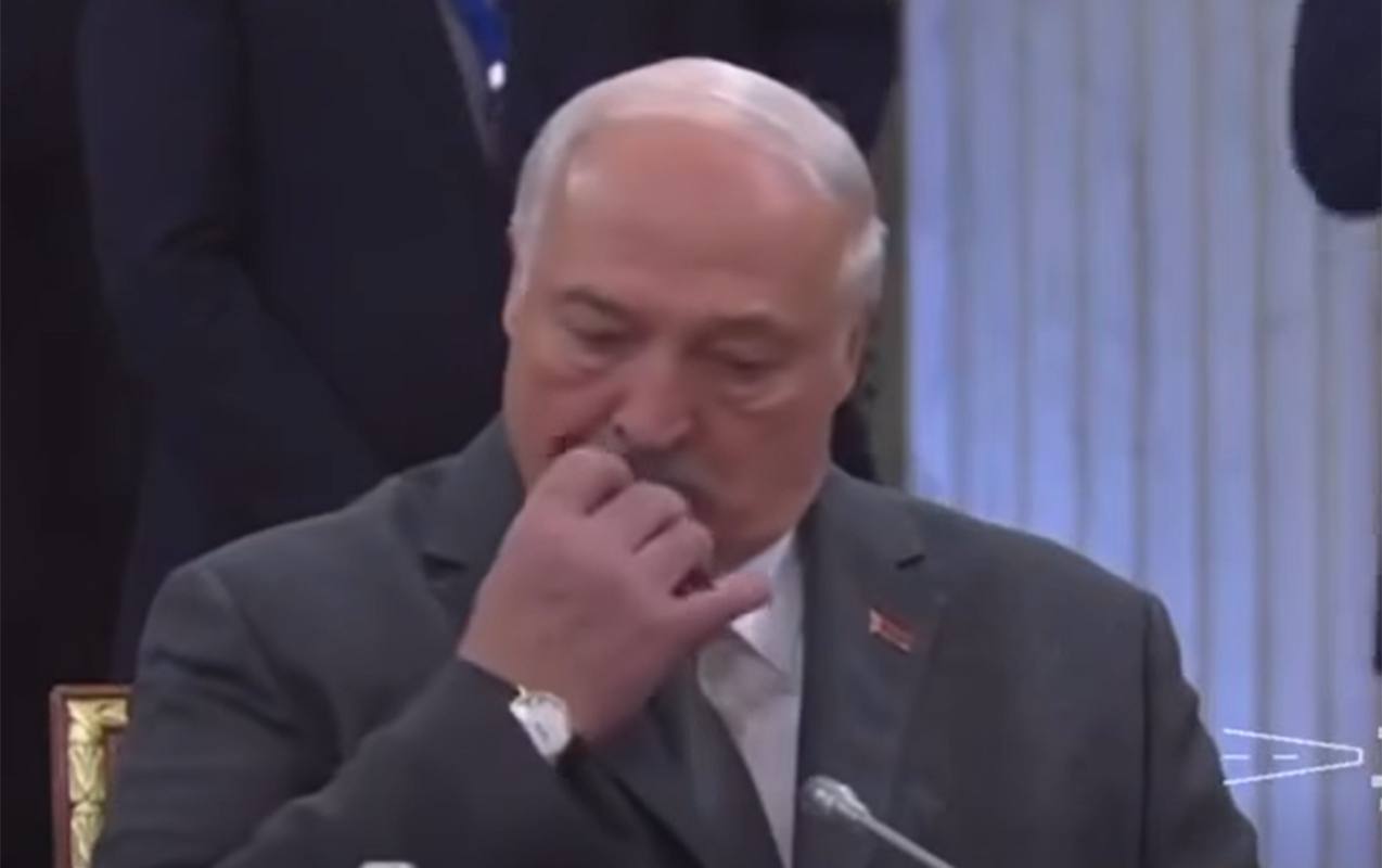 Putinin çıxışı zamanı etdiyi hərəkətlə gündəm oldu – Video