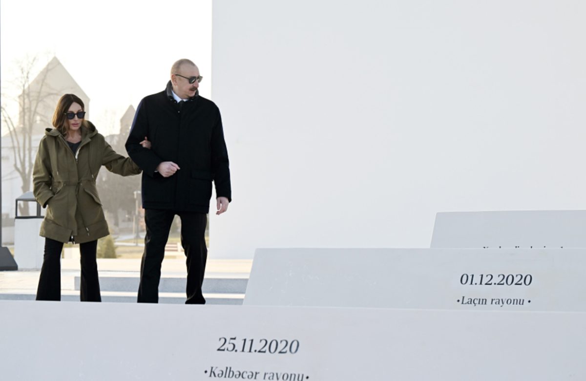 Prezidentin ayaq saxladığı pilləkənlərdə nə yazılıb? – Video